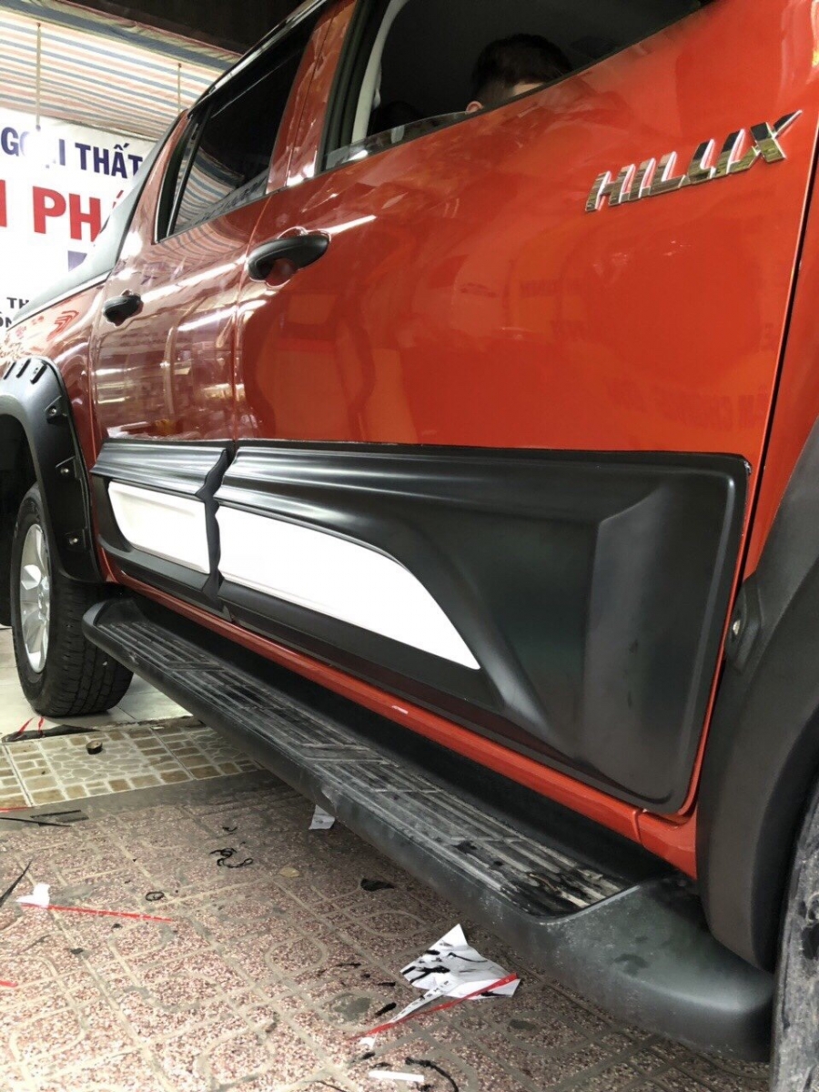 Nẹp chỉ hông xe Hilux Revo - Đồ chơi lắp đặt thêm cho Hilux Revo